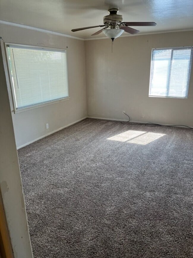 Building Photo - 3 Bedroom 2 Bath Country Home in Hanford!