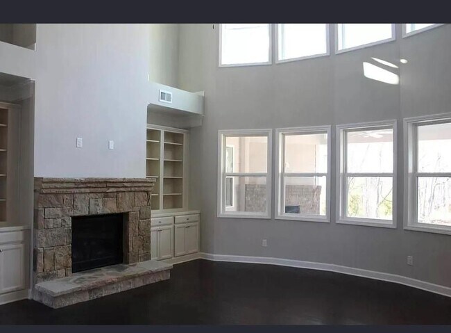 Foto del edificio - 428 Silver Brook Dr