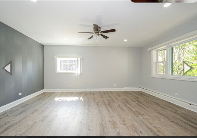 Foto del edificio - 7606 N Eastlake Ter