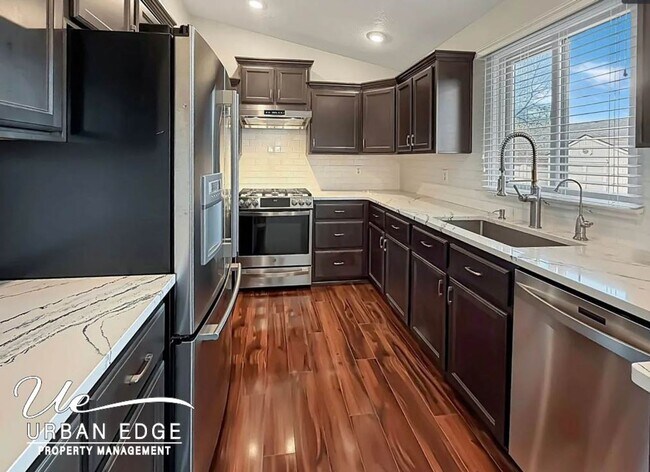 Foto del edificio - 3 Bed 2 Bath Home off Garrity - All landscaping included