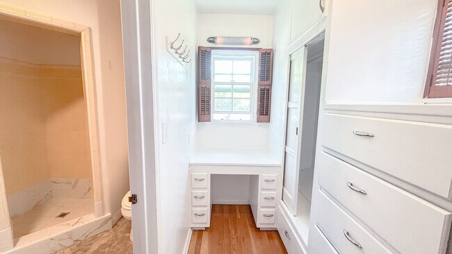 Building Photo - For rent! This charming 4-bedroom, 3-bathr...