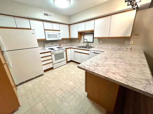 Foto del edificio - Updated 2 BR Condo in the Heart of Coralville! Available NOW!!!