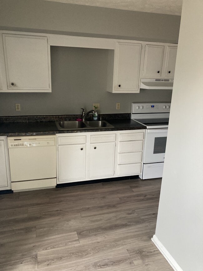 Kitchen - 5524 S 42nd St Ct