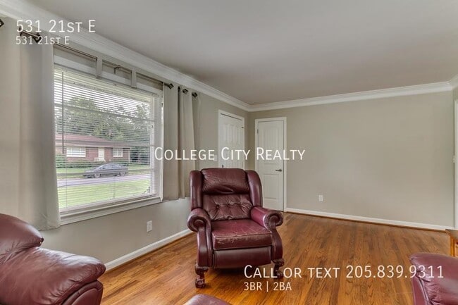 Building Photo - 531 21st St E