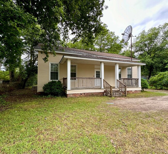 Building Photo - Large Fenced In Yard!