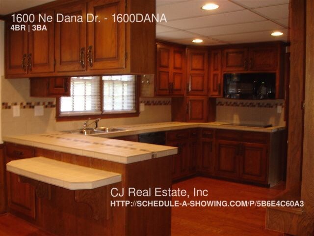 Building Photo - 1600 NE Dana Dr