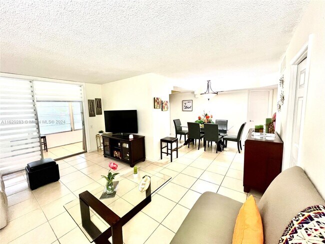 Foto del edificio - 9100 Lime Bay Blvd