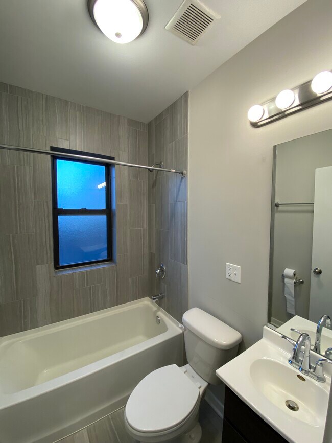 Baño - 4817 N Christiana Ave