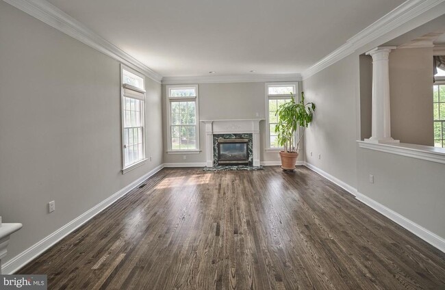 Building Photo - 5856 Hickory Hollow Ln