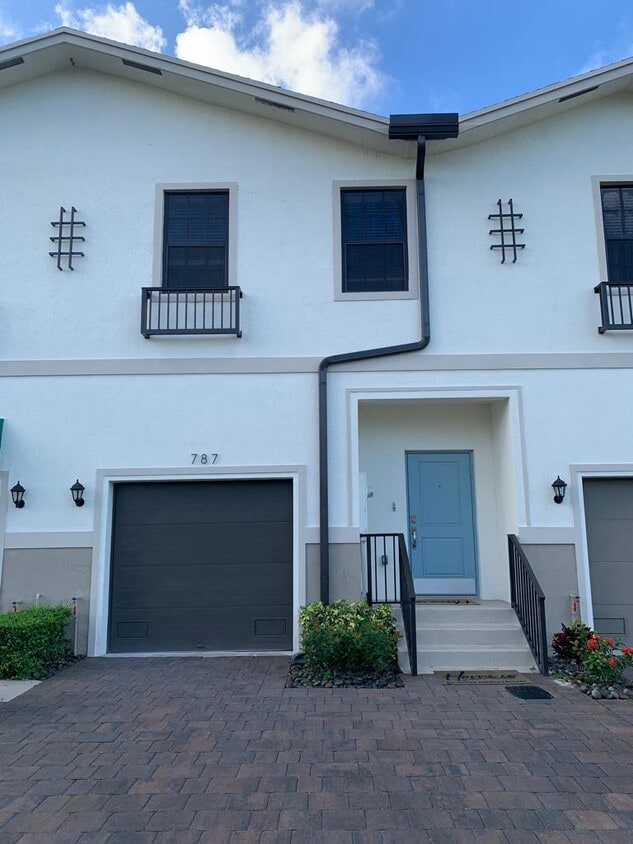 Primary Photo - 787 SW 11th St