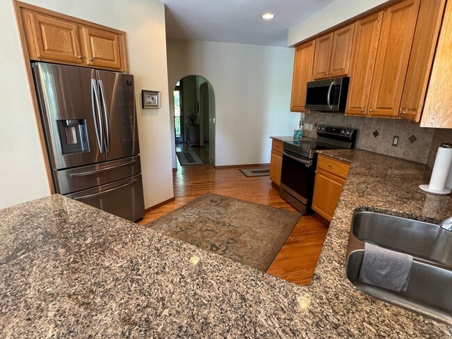 Foto del edificio - 3 Bed, 2 Bath PLUS Bonus Room SHORT TERM R...
