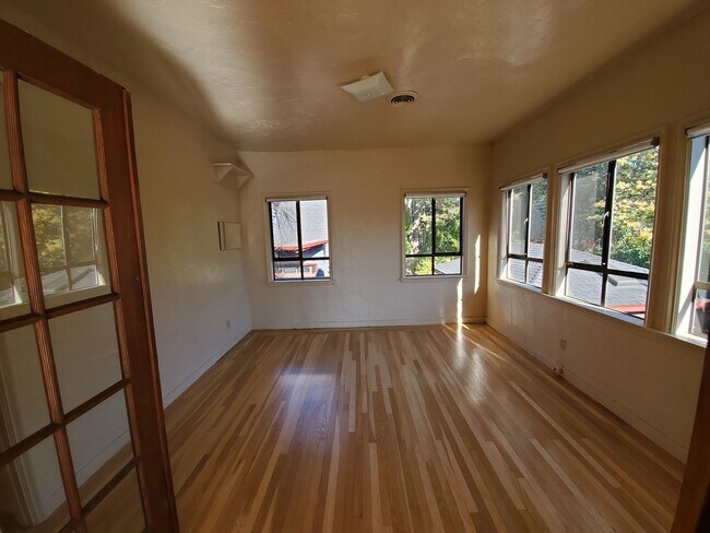 Foto del edificio - Top Floor Rockridge Two Bedroom Condo with...