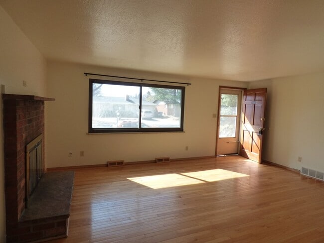 Building Photo - Adorable 3 bedroom, 1 bath in Longmont Estates, fenced back yard, 2 car garage