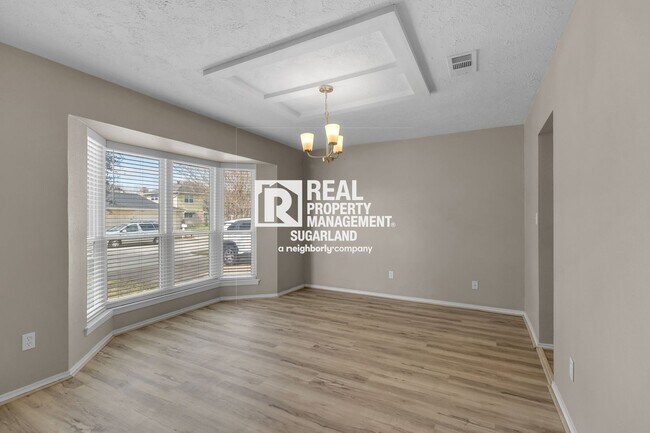 Foto del edificio - Charming Sugar Land Home: Modern Comfort & Great Location