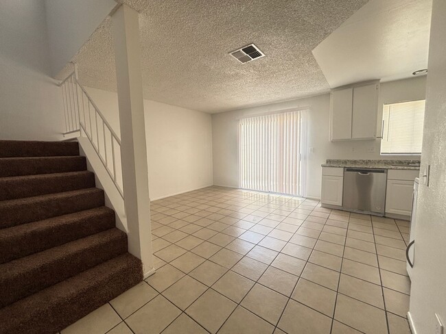 Building Photo - East Palmdale Townhouse