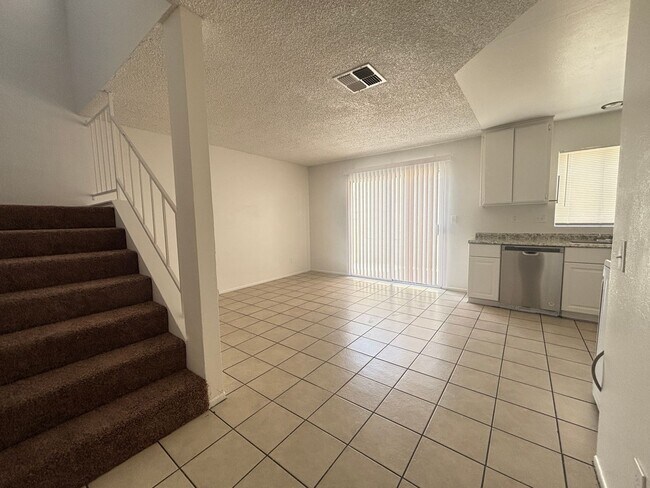 Foto del edificio - East Palmdale Townhouse