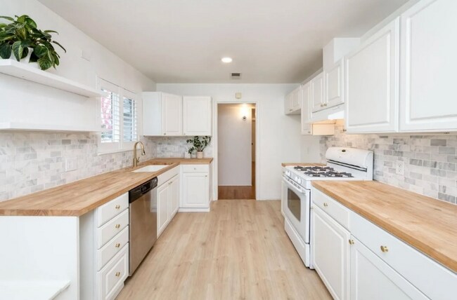 Foto del edificio - 5641 E Austin Way