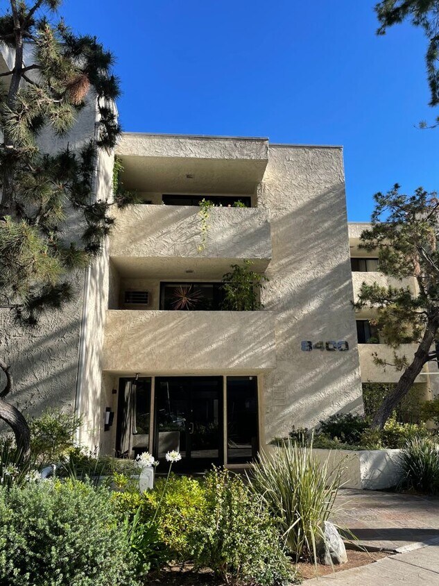 Primary Photo - 8400 De Longpre Ave