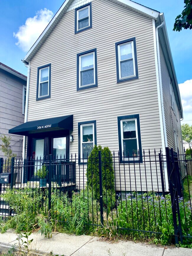 Foto del edificio - 2456 W Moffat St