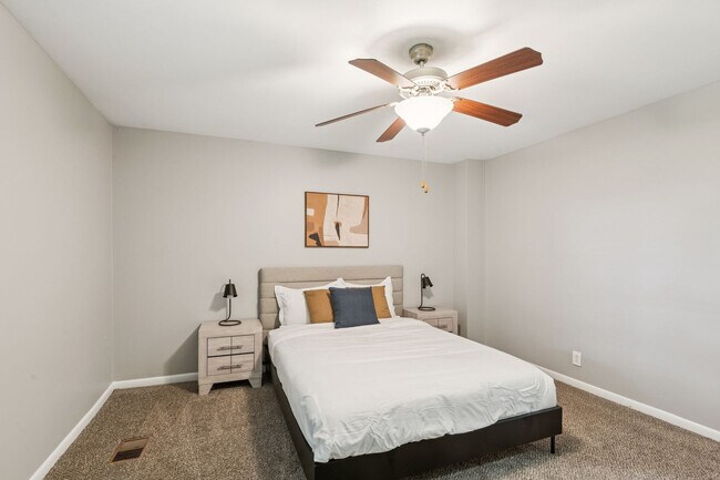 Foto del edificio - 400 Adamwood Dr