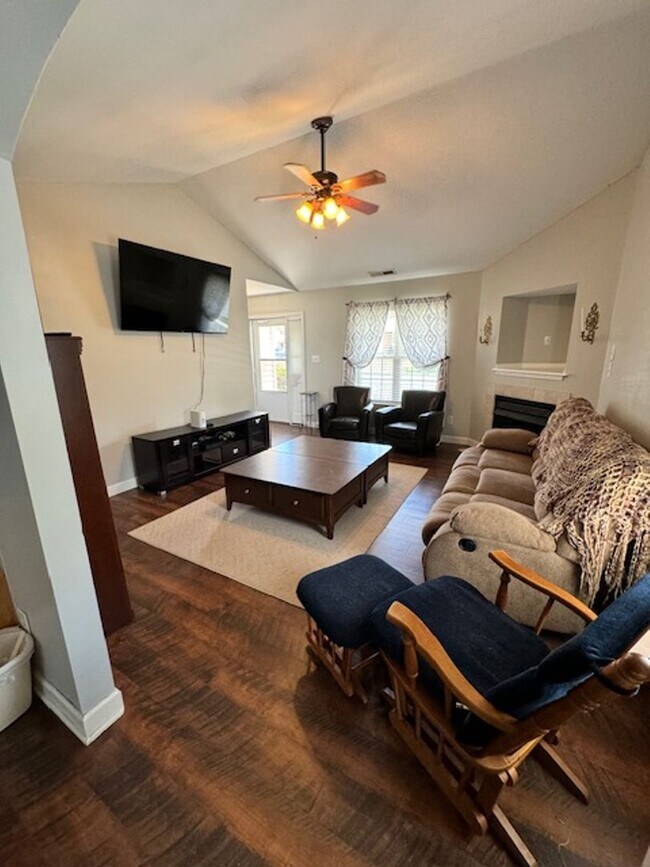 Foto del edificio - 3 Br 2 bth home ready-to-move-into home.