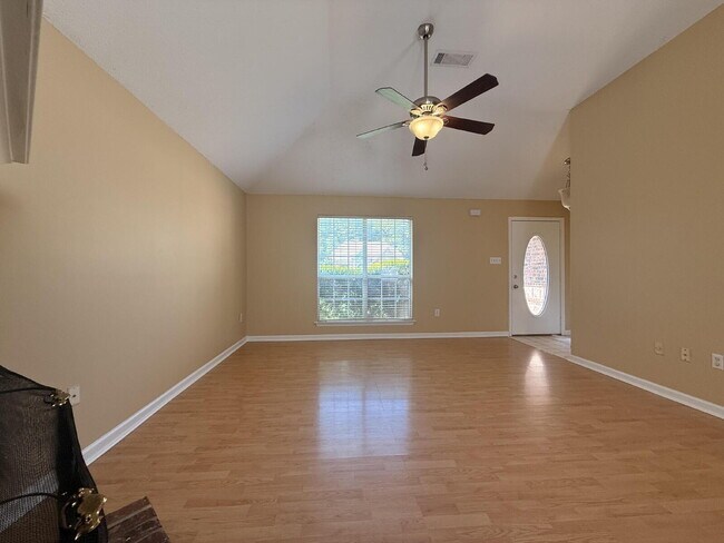 Foto del edificio - "Charming 3-Bedroom Lakeland Home with Cozy Fireplace & Gleaming Hardwood Floors!"