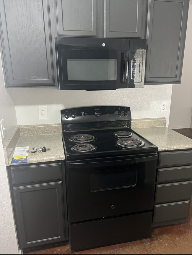 Foto del edificio - 7802 Downe Dr