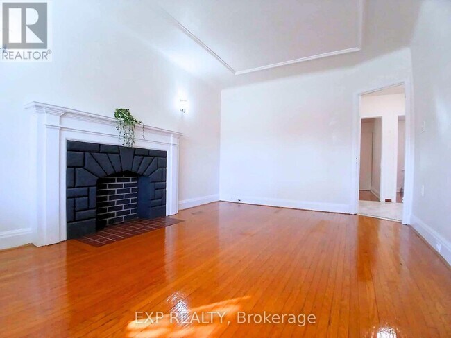 Photo du bâtiment - 310 Westwood Ave