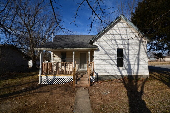 Building Photo - Super Cute 2 Bedroom 1 Bath