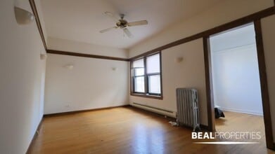 Building Photo - 816 W Waveland Ave