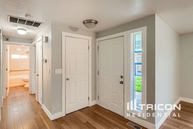 Building Photo - 1020 S 76th St