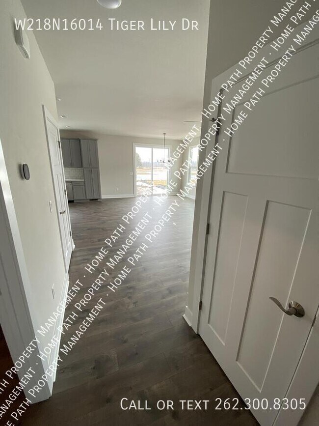 Foto del edificio - W218N16014 Tiger Lily Dr