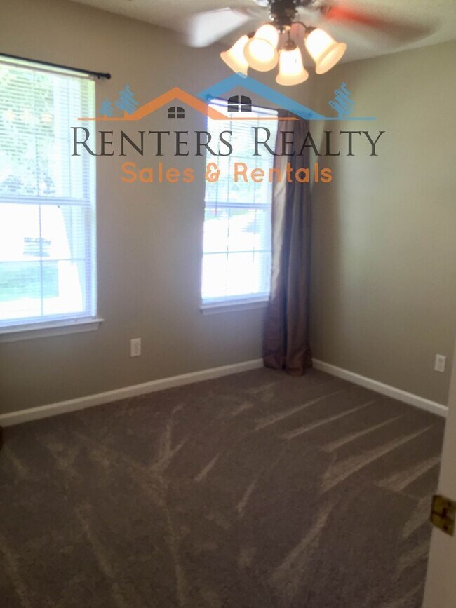Building Photo - 3 Bedroom House with Open Floor Plan & Fen...