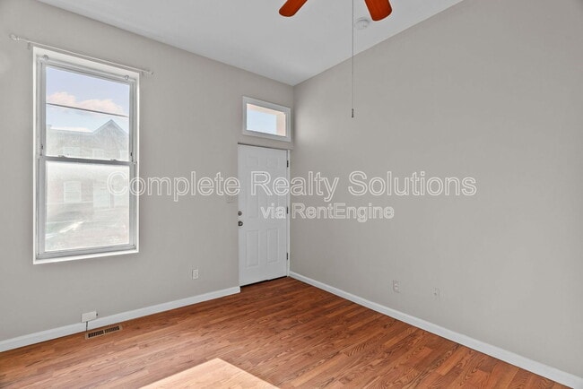Building Photo - 3021 Iowa Ave