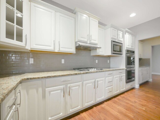 Foto del edificio - 4 Bed and 2.5 Bath Beautiful Single-family...