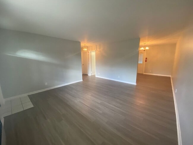 Foto del edificio - 612 Prosperity Farms Rd