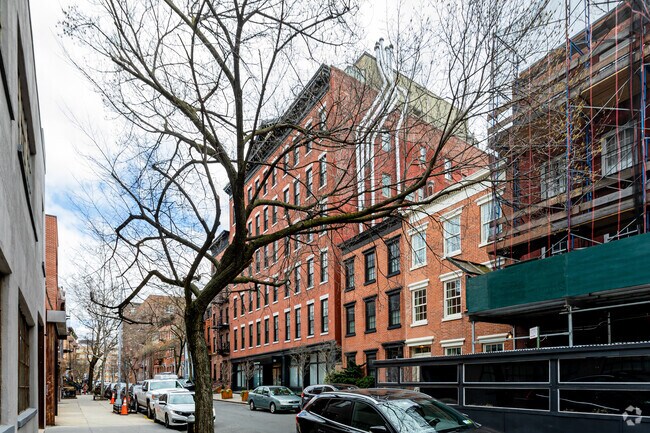Building Photo - 33 Bethune St