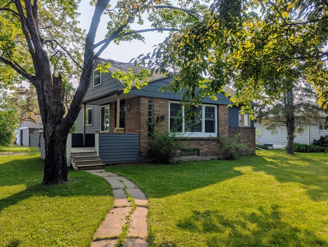Front with privacy deck - 1010 E 3rd St