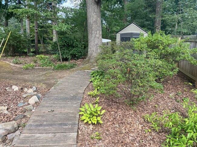 Foto del edificio - Spacious 3 Bedroom Near Grimsley High School