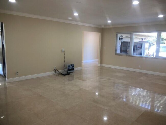 Foto del edificio - 633 Solar Isle Dr