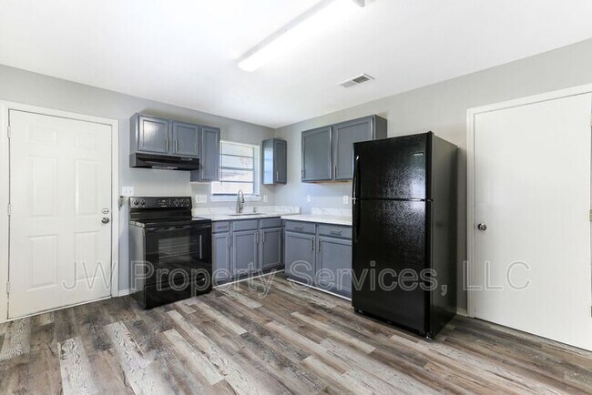 Building Photo - 4822-4824 Dodt Ave