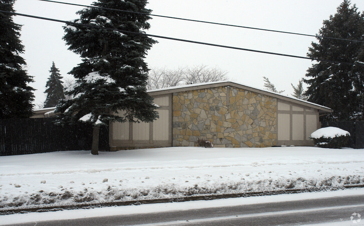 Building Photo - Greenleaf Apartments