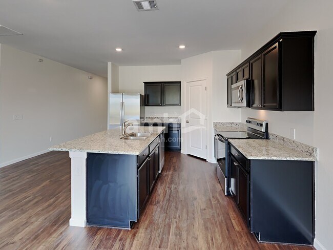 Foto del edificio - 5023 Highland Crest Dr