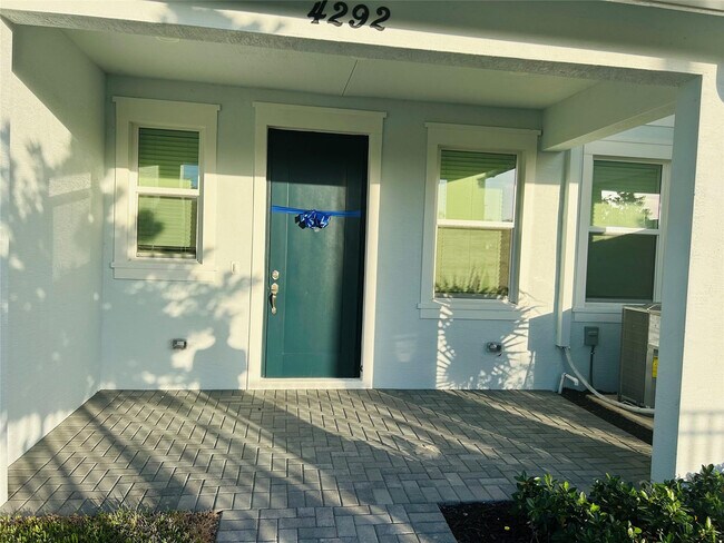 Foto del edificio - 4292 Longwood Lake Sq