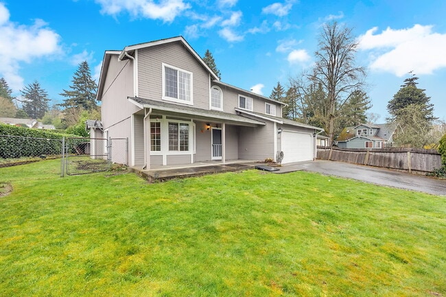 Building Photo - 5 Bedrooms ( one brm is on main floor) and 4 bathrooms (2 are on main floor), Fenced Back Yard