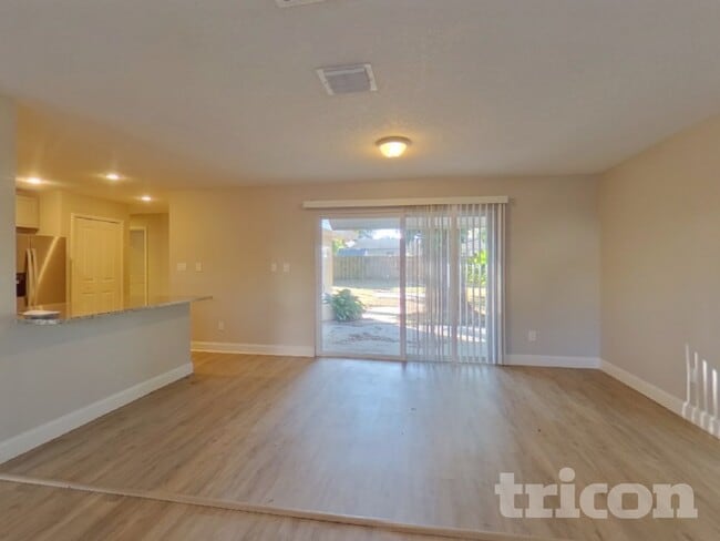 Foto del edificio - 4921 Simmons Rd