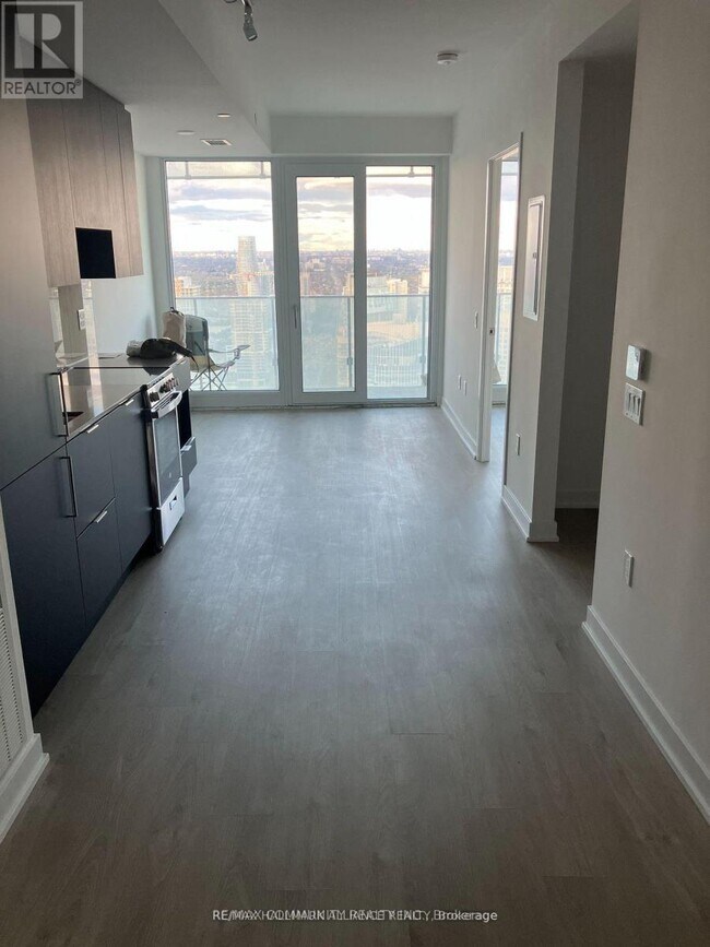 Photo du bâtiment - 3900-3900 Confederation Pkwy