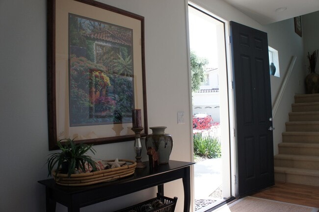 Building Photo - Spacious Town Home With View