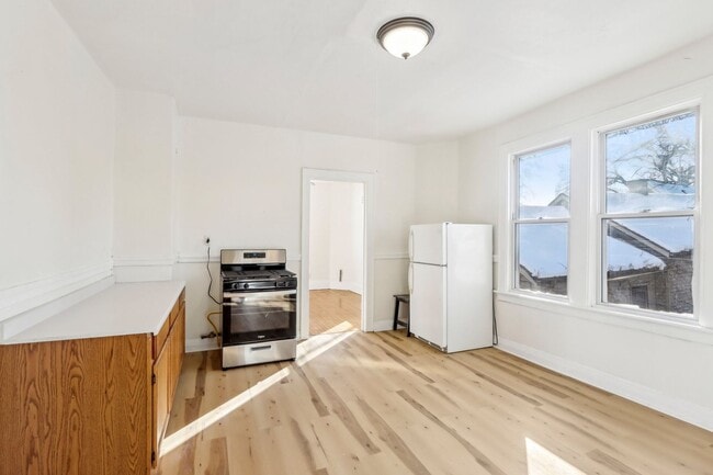 Foto del edificio - 2 bed 1 bath apartment newly remodeled, lo...