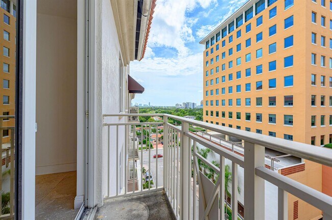 Foto del edificio - 2030 Douglas Rd